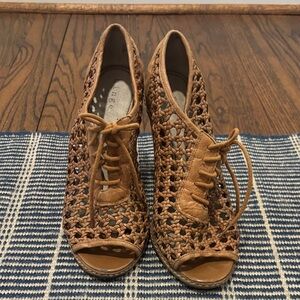 Hinge Brown Woven Lace-Up Boots